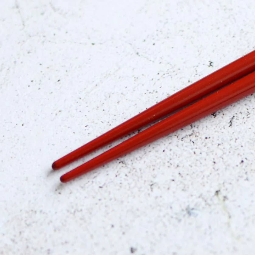 【輪島うるし箸 】橋本幸作漆器店 手彫り沈金箸 トンボ 朱 (1膳, 名入れ可) - Image 5