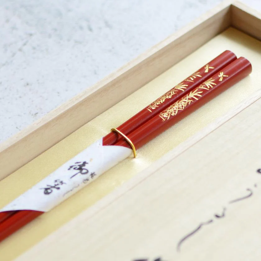 【輪島うるし箸 】橋本幸作漆器店 手彫り沈金箸 トンボ 朱 (1膳, 名入れ可) - Image 6