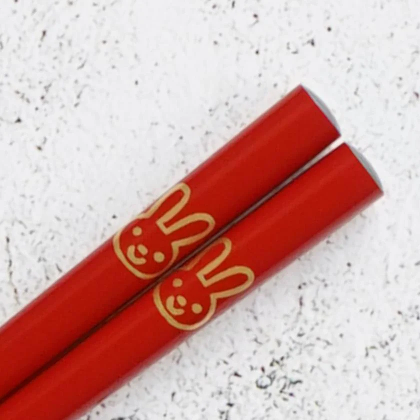 【輪島うるし箸 】橋本幸作漆器店 干支 こども箸 うさぎ 朱 (1膳, 名入れ可) - Image 3