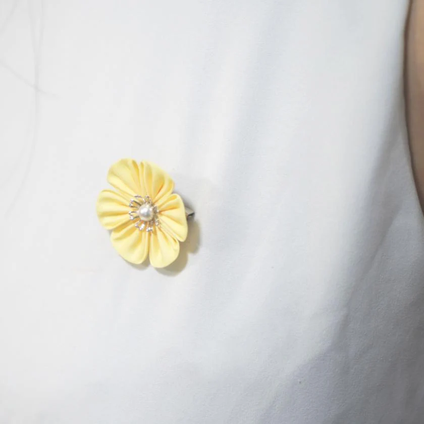 【アクセサリー】イエロー (ハットピンブローチ、ブローチ、ノンホールピアス、ヘアクリップ 4点セット ) | つまみ細工 - Image 3