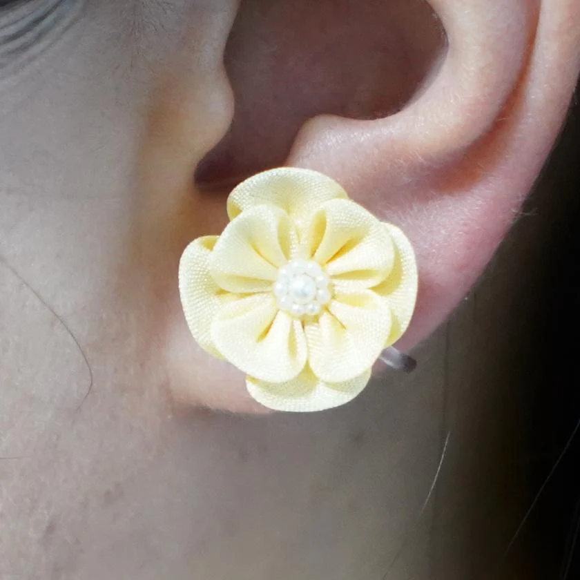 【アクセサリー】イエロー (ハットピンブローチ、ブローチ、ノンホールピアス、ヘアクリップ 4点セット ) | つまみ細工 - Image 4