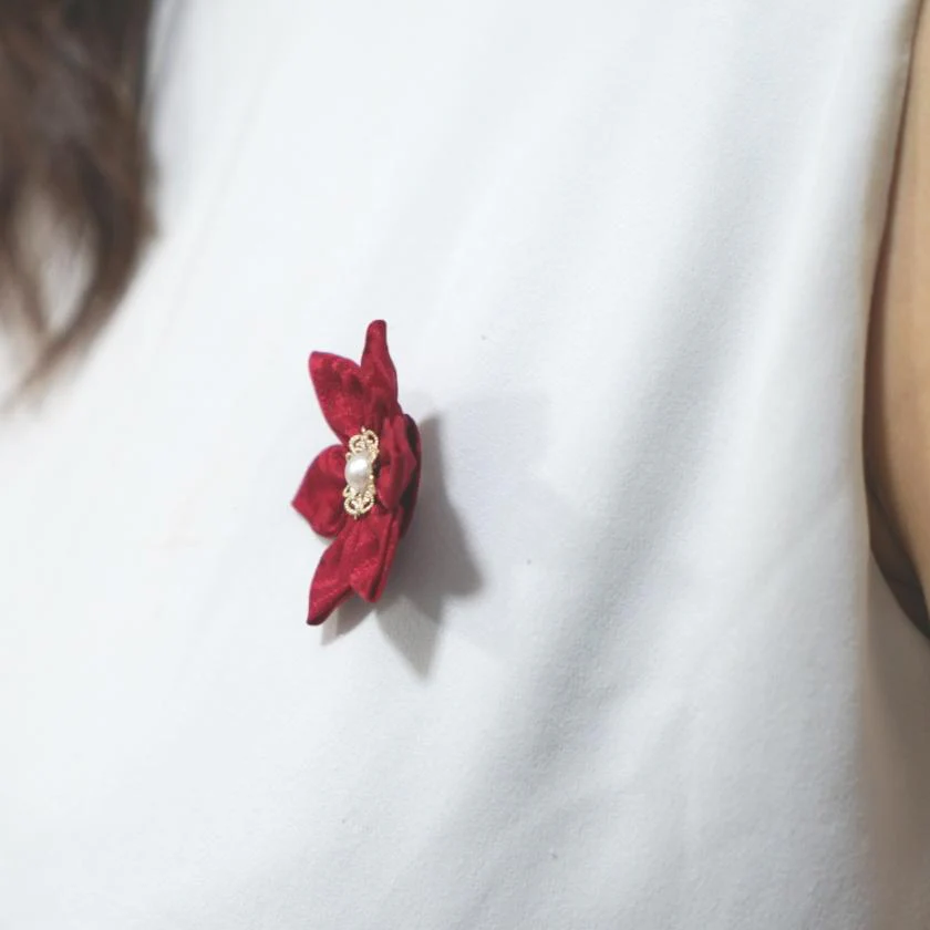 【アクセサリー】茜 (丸ブローチ、六角ブローチ、ヘアクリップ、ヘアゴム 4点セット ) | つまみ細工 - Image 4