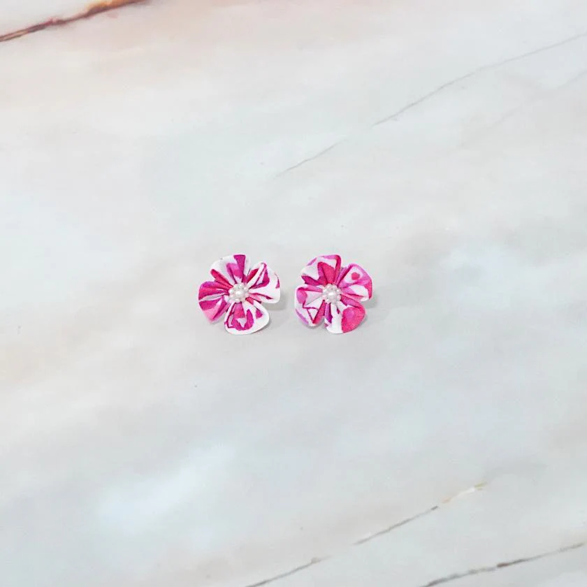 【アクセサリー】リバティプリント柄 (丸ブローチ、4弁花ブローチ、ピアス、ペンダント ： 4点セット ) | つまみ細工 - Image 11
