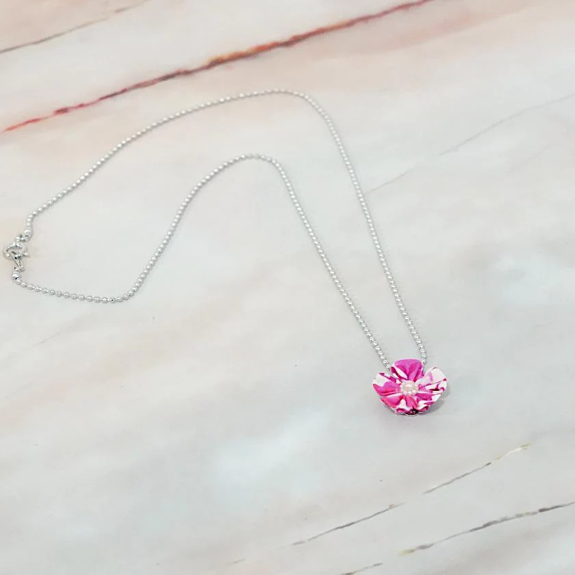 【アクセサリー】リバティプリント柄 (丸ブローチ、4弁花ブローチ、ピアス、ペンダント ： 4点セット ) | つまみ細工 - Image 13