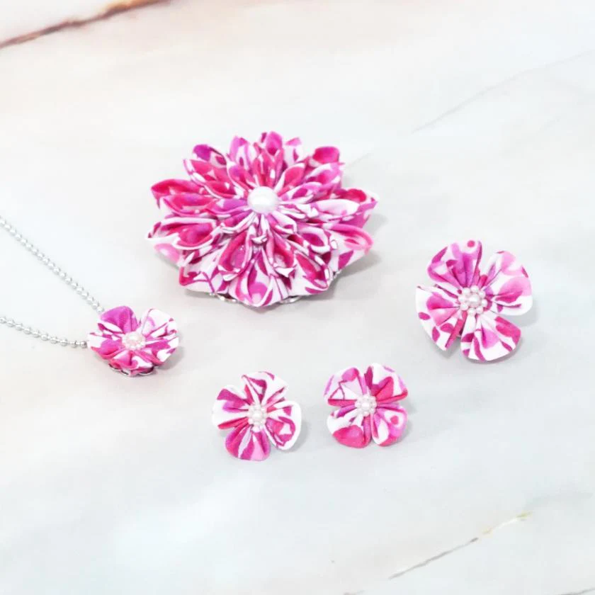 【アクセサリー】リバティプリント柄 (丸ブローチ、4弁花ブローチ、ピアス、ペンダント ： 4点セット ) | つまみ細工 - Image 14