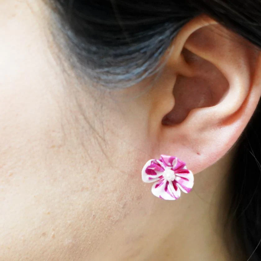 【アクセサリー】リバティプリント柄 (丸ブローチ、4弁花ブローチ、ピアス、ペンダント ： 4点セット ) | つまみ細工 - Image 4