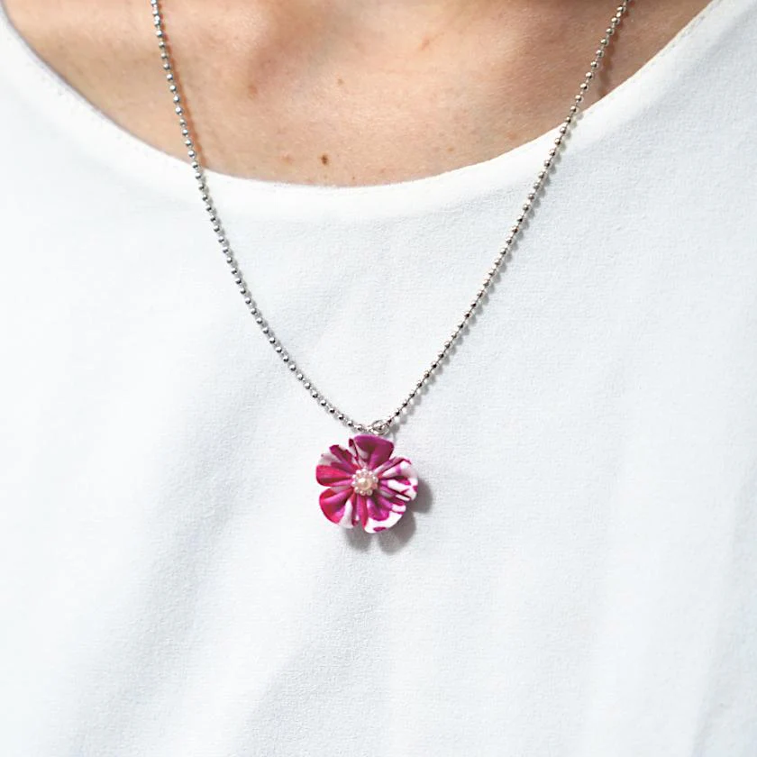 【アクセサリー】リバティプリント柄 (丸ブローチ、4弁花ブローチ、ピアス、ペンダント ： 4点セット ) | つまみ細工 - Image 5