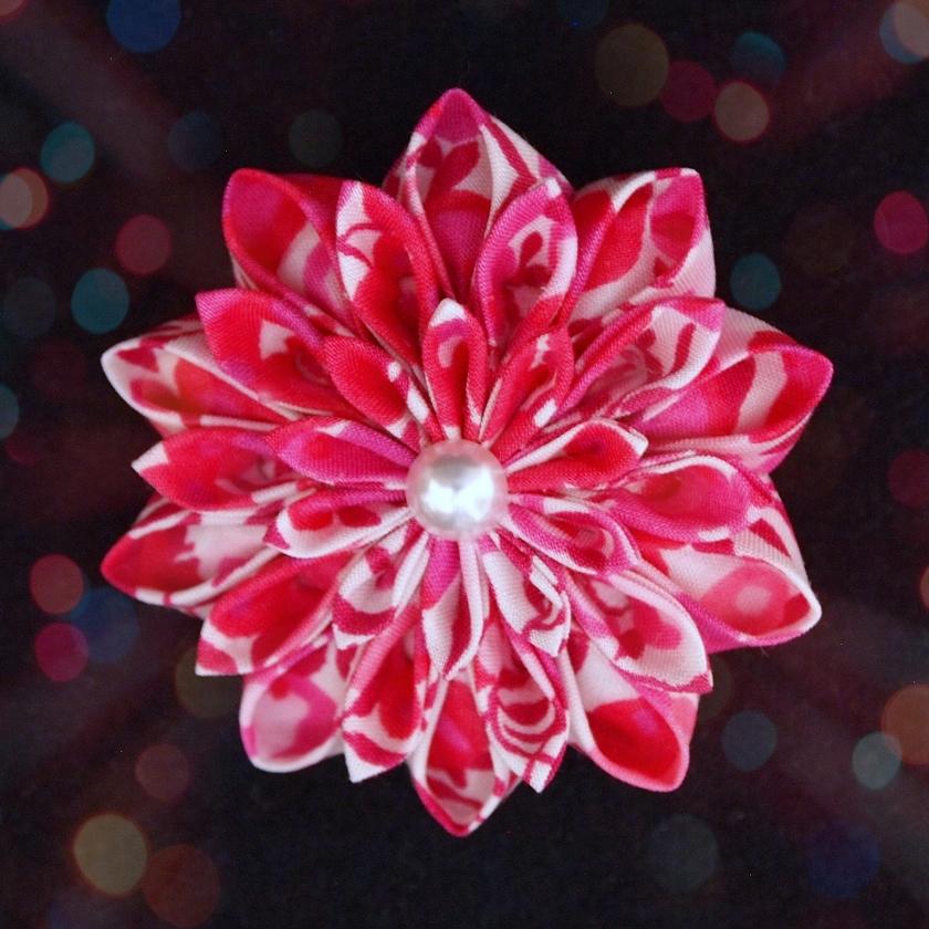 【アクセサリー】リバティプリント柄 (丸ブローチ、4弁花ブローチ、ピアス、ペンダント ： 4点セット ) | つまみ細工 - Image 6