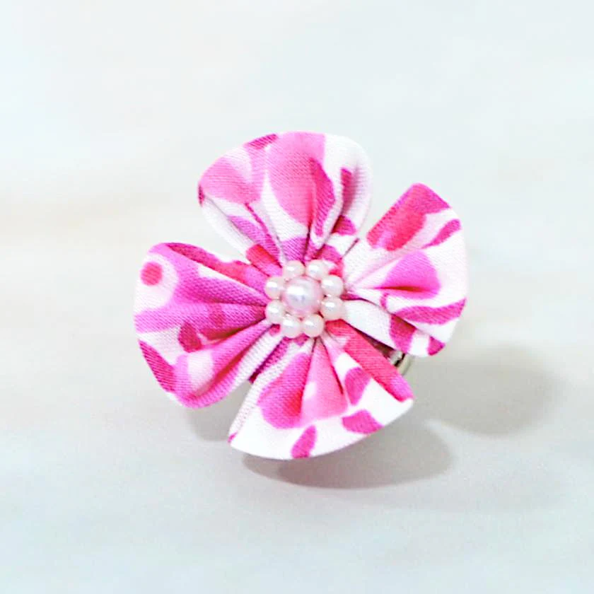 【アクセサリー】リバティプリント柄 (丸ブローチ、4弁花ブローチ、ピアス、ペンダント ： 4点セット ) | つまみ細工 - Image 7