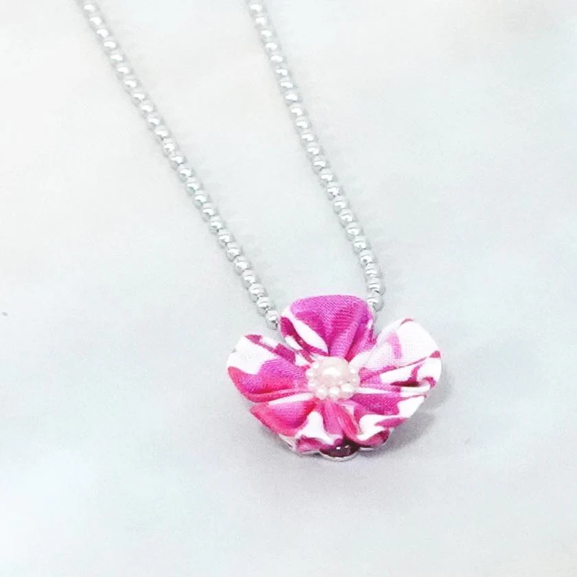 【アクセサリー】リバティプリント柄 (丸ブローチ、4弁花ブローチ、ピアス、ペンダント ： 4点セット ) | つまみ細工 - Image 9