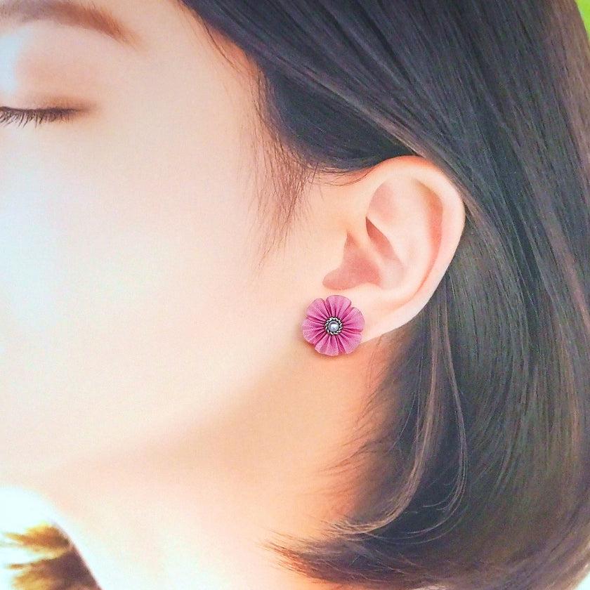 【ピアス】クロースフラワー 聴 (ゆるし) | つまみ細工 - Image 4