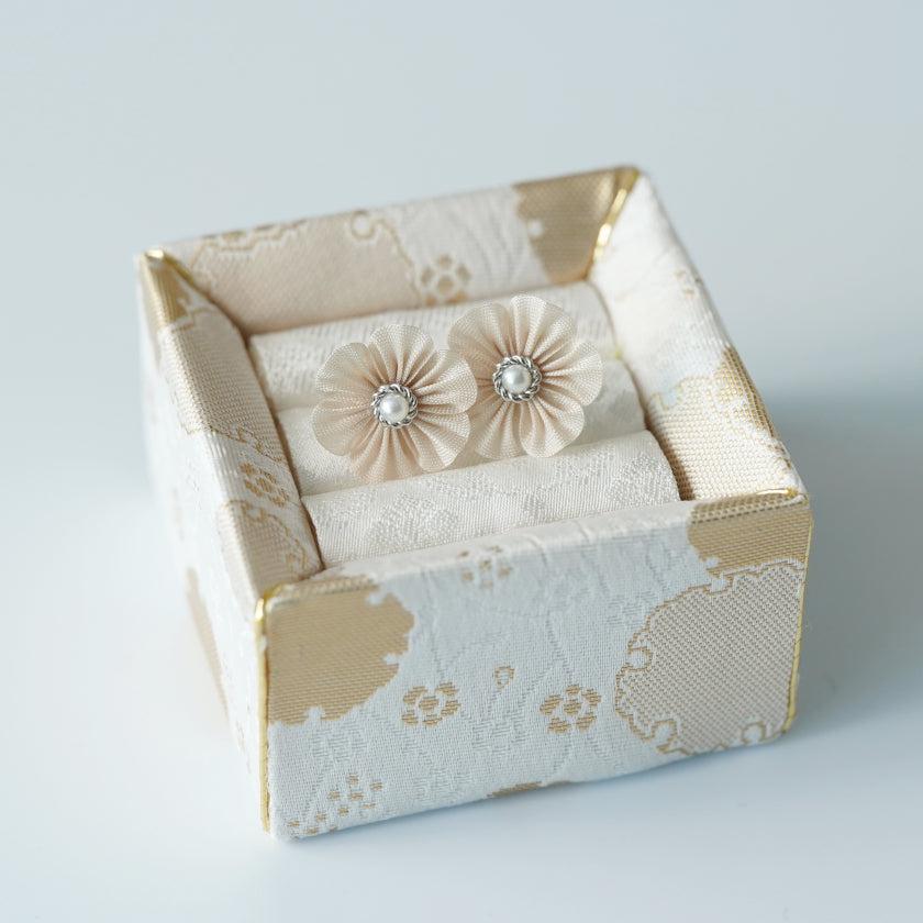 【ピアス】クロースフラワー 砥粉 (とのこ) | つまみ細工 - Image 3