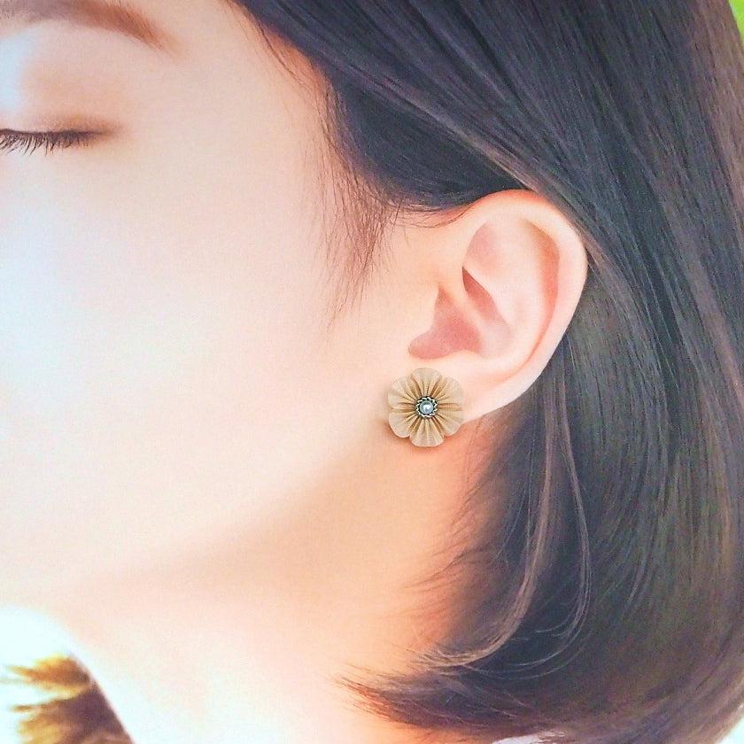 【ピアス】クロースフラワー 砥粉 (とのこ) | つまみ細工 - Image 4