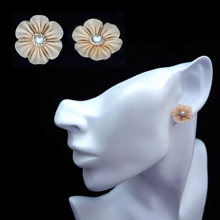 【ピアス】クロースフラワー 砥粉 (とのこ) | つまみ細工 - Image 5