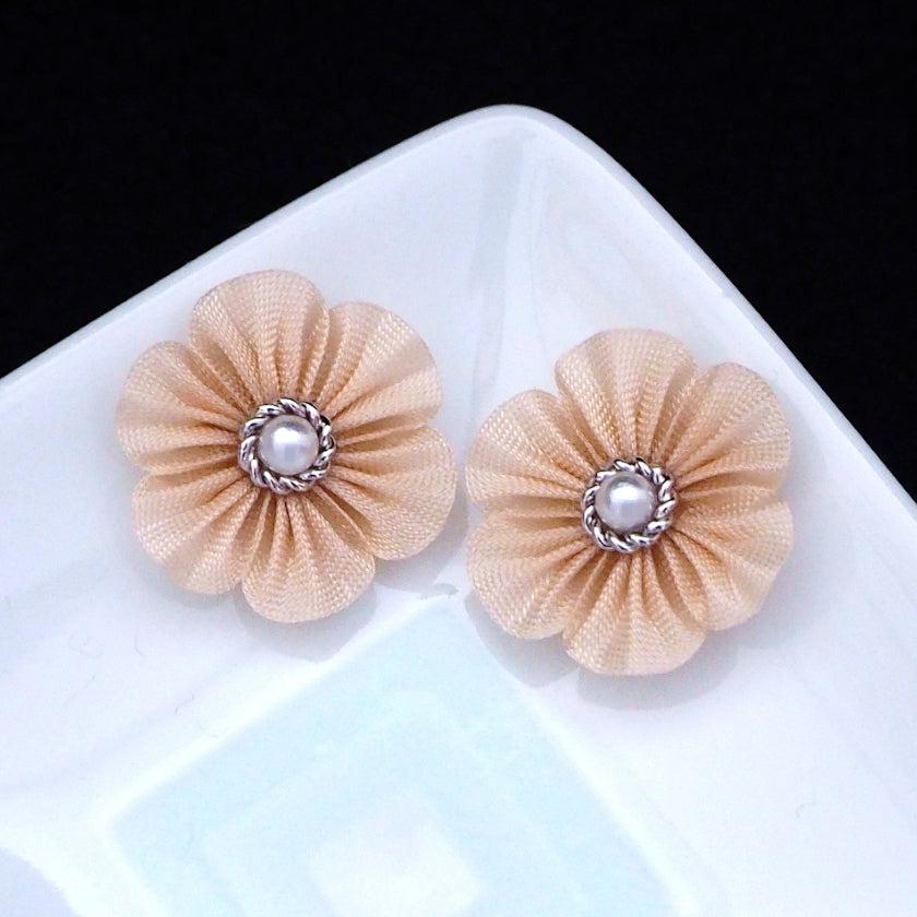 【ピアス】クロースフラワー 砥粉 (とのこ) | つまみ細工 - Image 6
