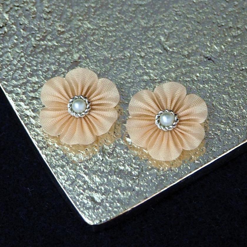 【ピアス】クロースフラワー 砥粉 (とのこ) | つまみ細工 - Image 7