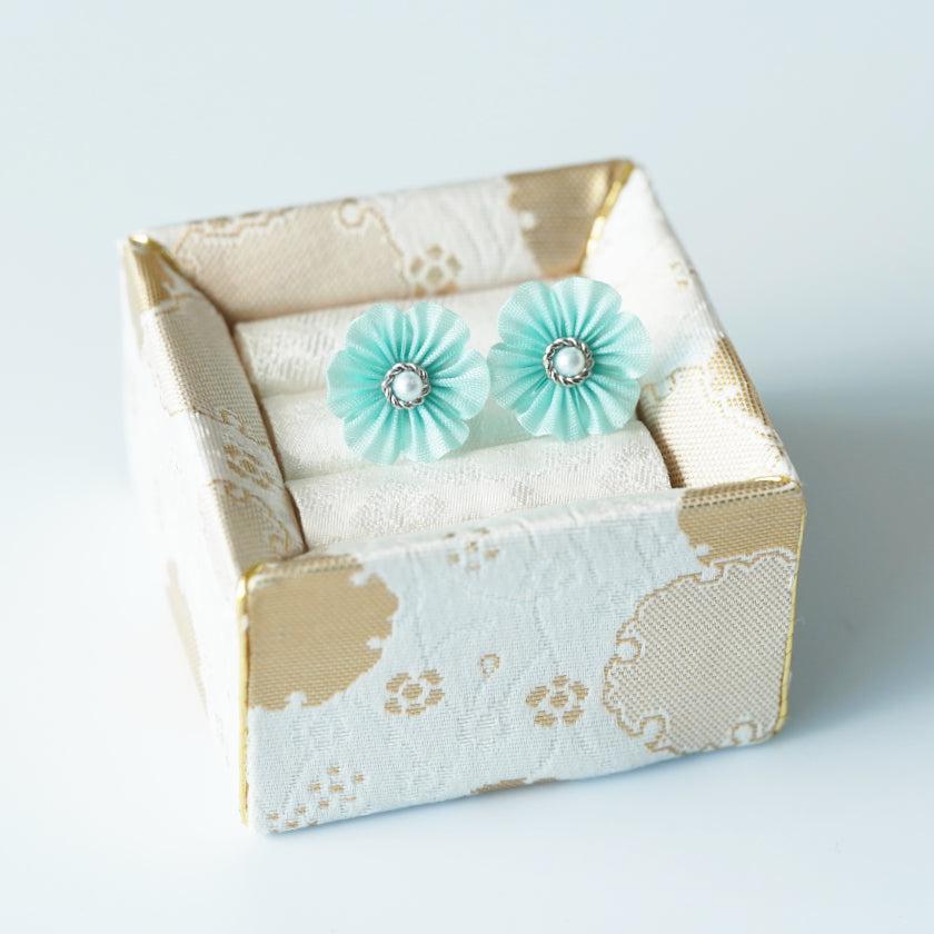 【ピアス】クロースフラワー 藍白 (あいじろ) | つまみ細工 - Image 3