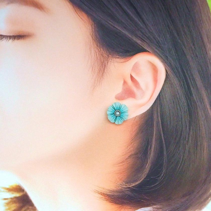 【ピアス】クロースフラワー 藍白 (あいじろ) | つまみ細工 - Image 4