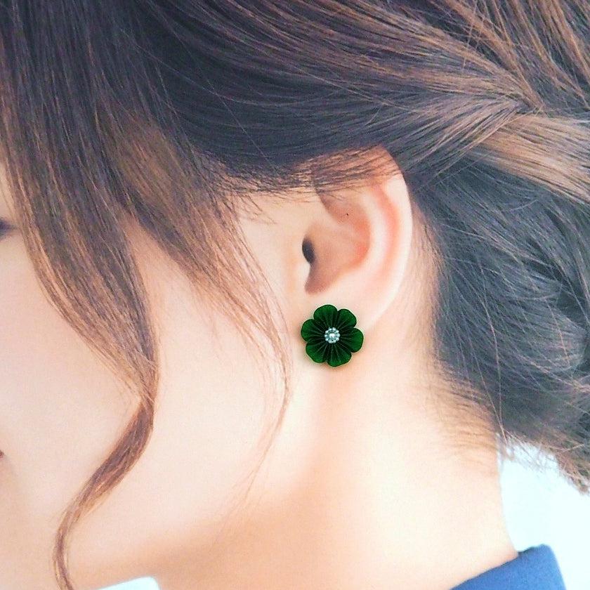 【ピアス】クロースフラワー 鮮緑 (せんりょく) | つまみ細工 - Image 4