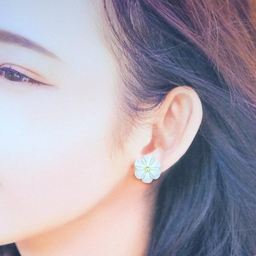 【ピアス】クロースフラワー 胡粉 (ごふん) | つまみ細工 - Image 4