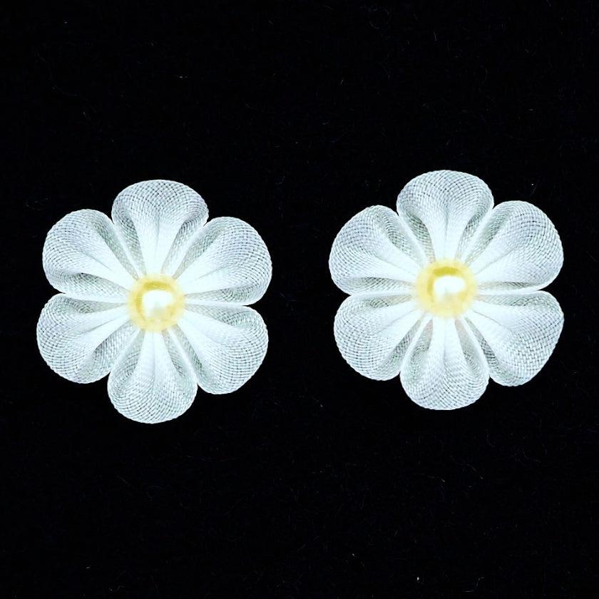 【ピアス】クロースフラワー 胡粉 (ごふん) | つまみ細工 - Image 5