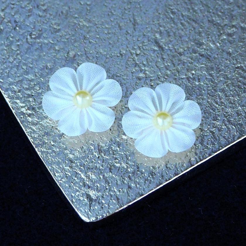 【ピアス】クロースフラワー 胡粉 (ごふん) | つまみ細工 - Image 9