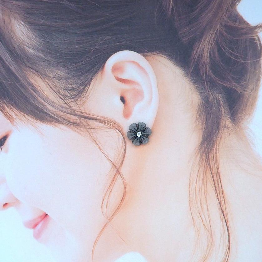 【ピアス】クロースフラワー 錫 (すず) | つまみ細工 - Image 4