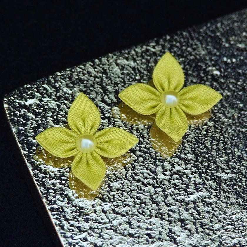【ピアス】クロースフラワーピアス サニーイエロー色 | つまみ細工 | eつまみ - Image 5