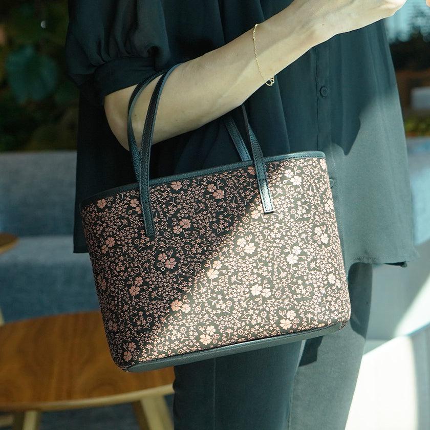 【トートバッグ】50手提げ アメリカンブルー (黒地×ピンク漆) | 甲州印伝 | 印傳屋 - Image 4