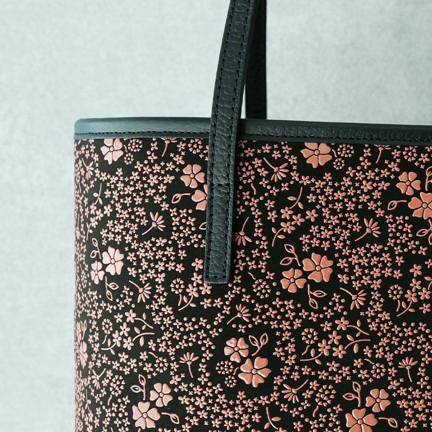 【トートバッグ】50手提げ アメリカンブルー (黒地×ピンク漆) | 甲州印伝 | 印傳屋 - Image 6