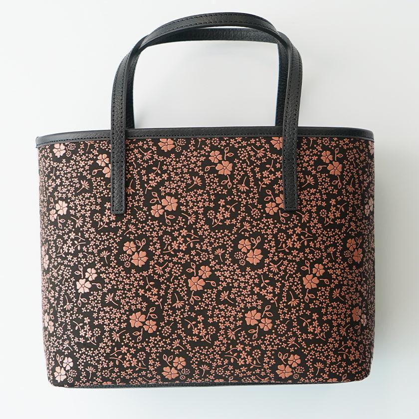 【トートバッグ】50手提げ アメリカンブルー (黒地×ピンク漆) | 甲州印伝 | 印傳屋 - Image 8