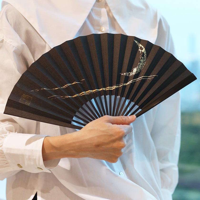 【扇子】三ヶ月 (黒) 金箔 | 唐紙 | 景美風月 - Image 2