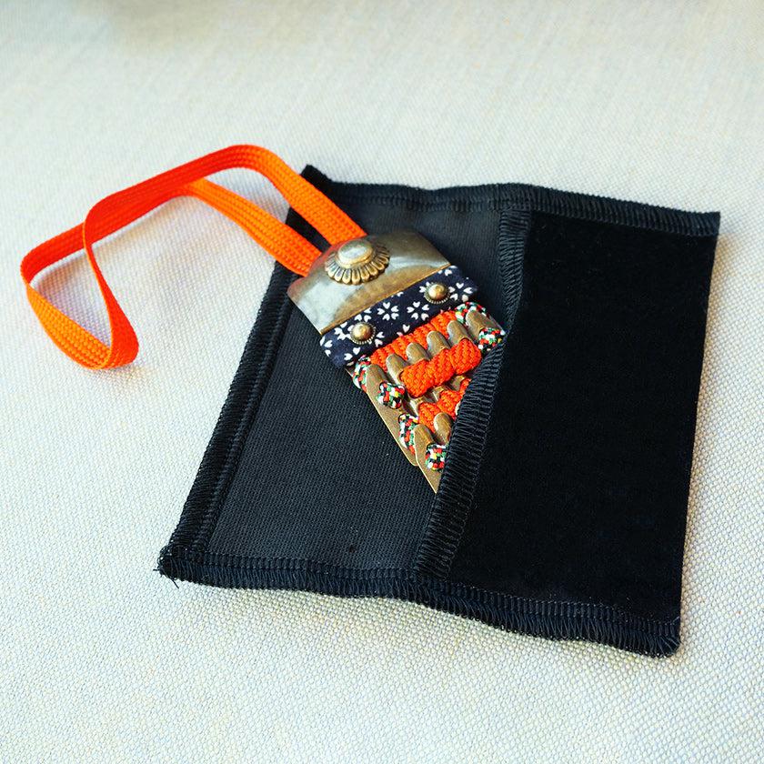【お守り】錺小鎧® Mini 金古美色 朱赤糸縅 | 美術甲冑| Kyoto Armor - Image 3