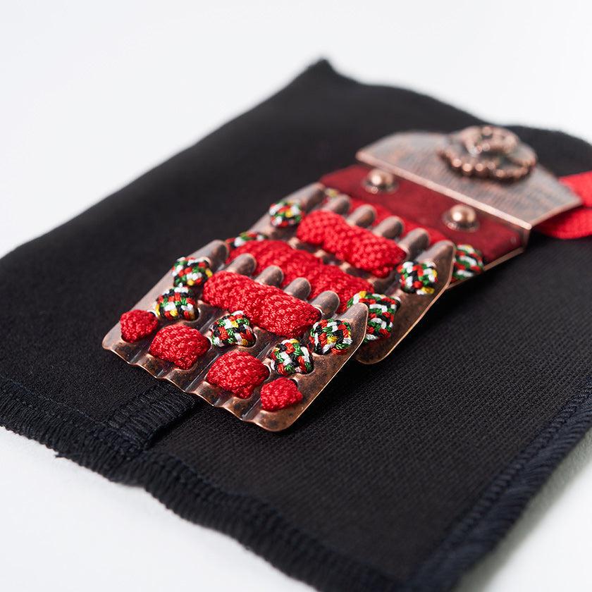 【お守り】錺小鎧® Mini 銅古美色 赤糸縅 | 美術甲冑| Kyoto Armor - Image 5