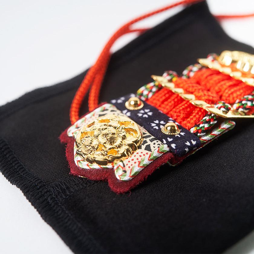 【お守り】錺小鎧® Mini 本金箔 朱赤糸縅 | 美術甲冑| Kyoto Armor - Image 6