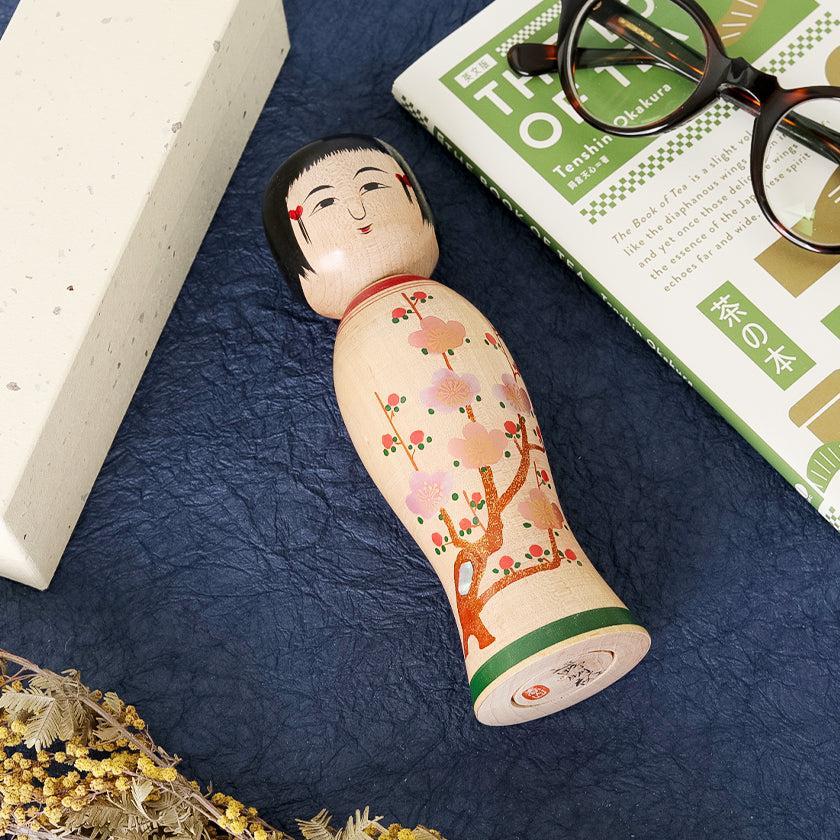【こけし】蒔絵こけし (6寸) 梅模様 | 土湯伝統こけし |近野明裕 - Image 2